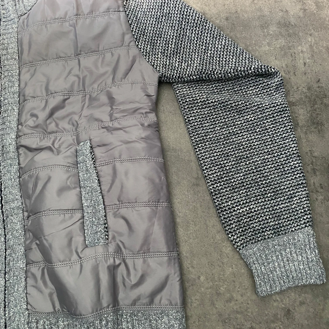 Grå stickad cardigan jacka med quiltad front - 2