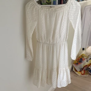 Vit prickig offshoulder klänning - Vit klänning som använts en gång!