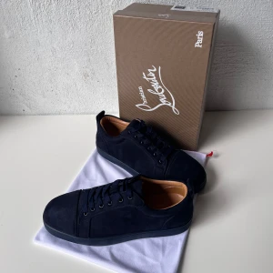 Mörkblåa Christian Louboutin skor - Säljer ett par helt oanvända och snygga Christian Louboutin skor i mörkblå färg. Skorna är i storlek 42 och i extremt bra skick eftersom de är helt nya och oanvända. Skornas original pris ligger på cirka 7600kr