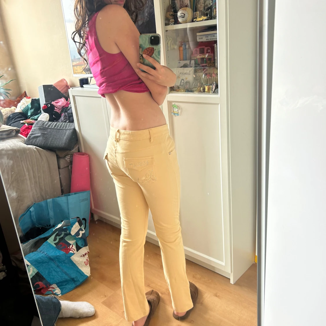 Gula bootcut byxor med broderi - 1