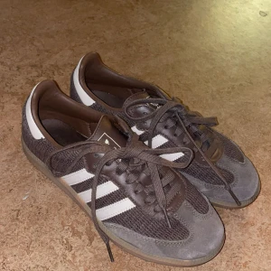 Adidas Samba i brunt och vitt - Säljer ett par Adidas Samba sneakers i brunt och vitt. Helt nya 
