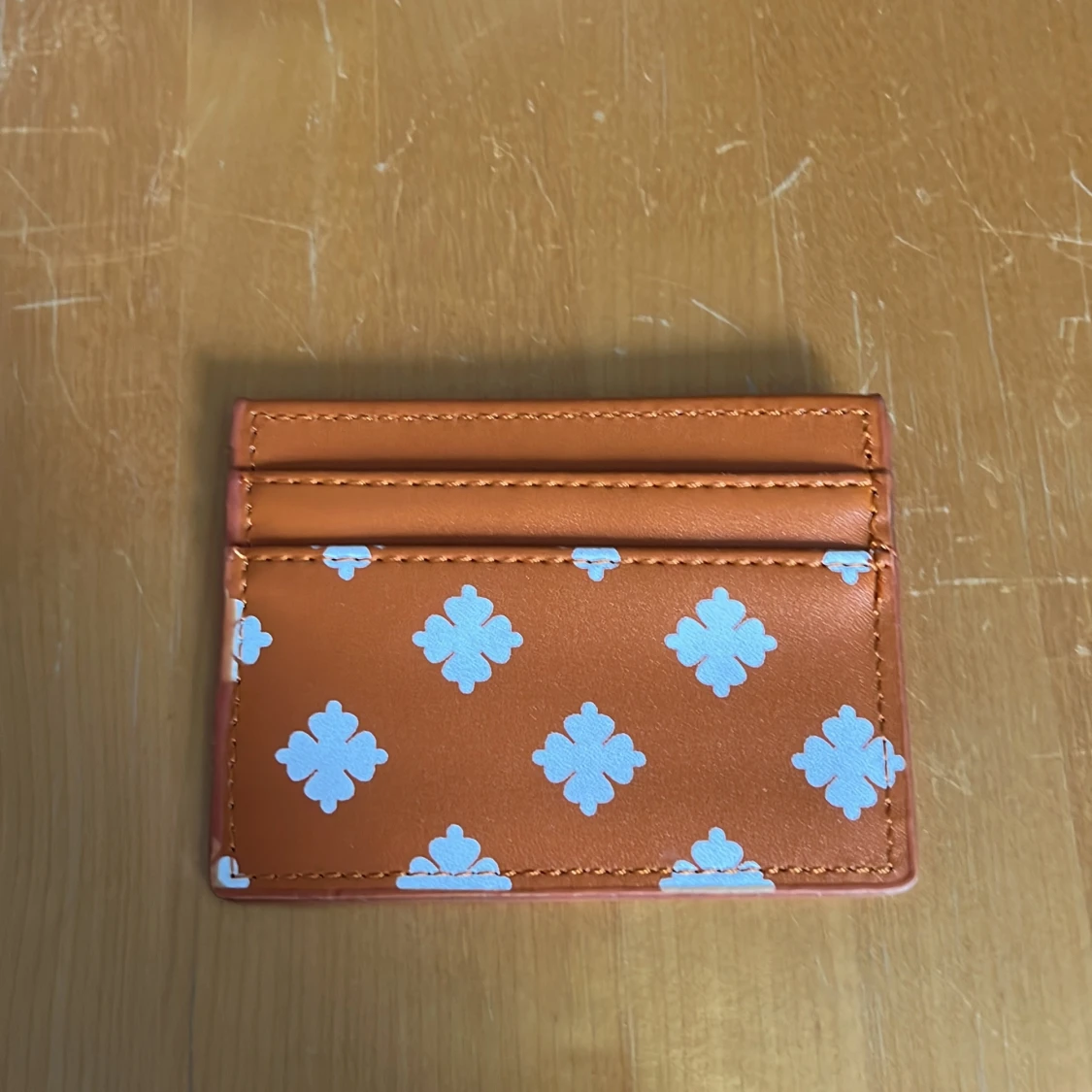 Orange kortfodral med vit mönster