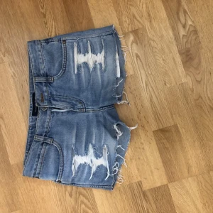 Jeansshorts - Säljer dessa sjukt snygga jeansshorrts i storlek xs/s då dom tyvärr inte passar mig längre❤️