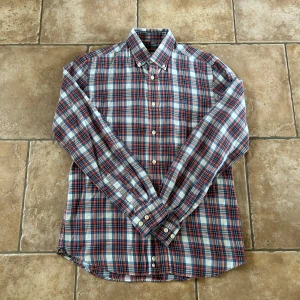 Morris skjorta  - En snygg skjorta i bra skick utan några som helst anmärkningar. Storlek 39/40 vilket motsvarar ungefär M. Hör av er vid ytterligare frågor annars fritt fram att köpa!                                            (Postar inom 24h)