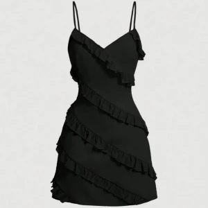 Svart klänning  - Super fin lite kortare klänning från shein! Tyvärr lite för liten på mig 