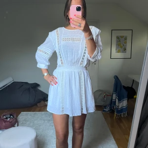 Vit kort klänning med spetsdetaljer - Säljer en supersöt vit klänning 