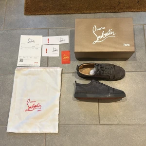 Louboutin skor grå - Snygga loubs i färgen grå, äkta!! De är 9/10 skick inga defekter, priset kan diskuteras och allt og följer med!!!! Skriv vid minsta fundering!