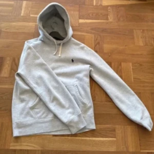 Ralph lauren hoodie grå  - RALPH LAUREN HOODIE | Storlek M på tagen men sitter mer som en S | Tröjan är i mycket bra skick och nästan aldrig använd | Snörena är borttagna | Skriv vid fler frågor 