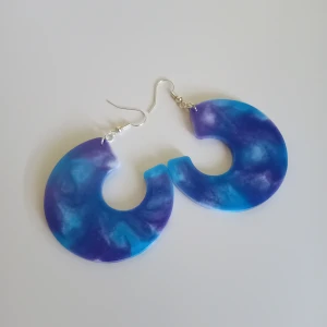 Örhängen  - Egentillverkade örhängen gjorda i resin. Öronkroken är nickelsäker och aldrig använda. Längd ca 6cm långa