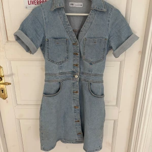 Jeansklänning från Zara med knappar - Snygg jeansklänning från Zara i ljusblå denim. ❤️