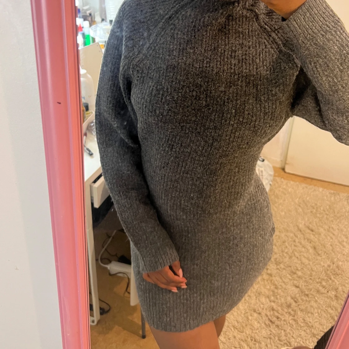 Mörkgrå stickad kortklänning