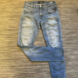 Replay Anbass jeans med raka ben - Säljer mina riktigt snygga Jeans från Replay! Jeansen är i mycket bra skick och har inga defekter alls. Perfekta nu till sommaren!☀️ Om ni har några frågor eller önskar fler bilder så är det bara att höra av er! Pris kan diskuteras😉