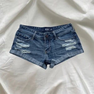 Low Rise Hollister jeansshorts  - jätte fina Hollister jeansshorts med revor i utmärkt skick 
