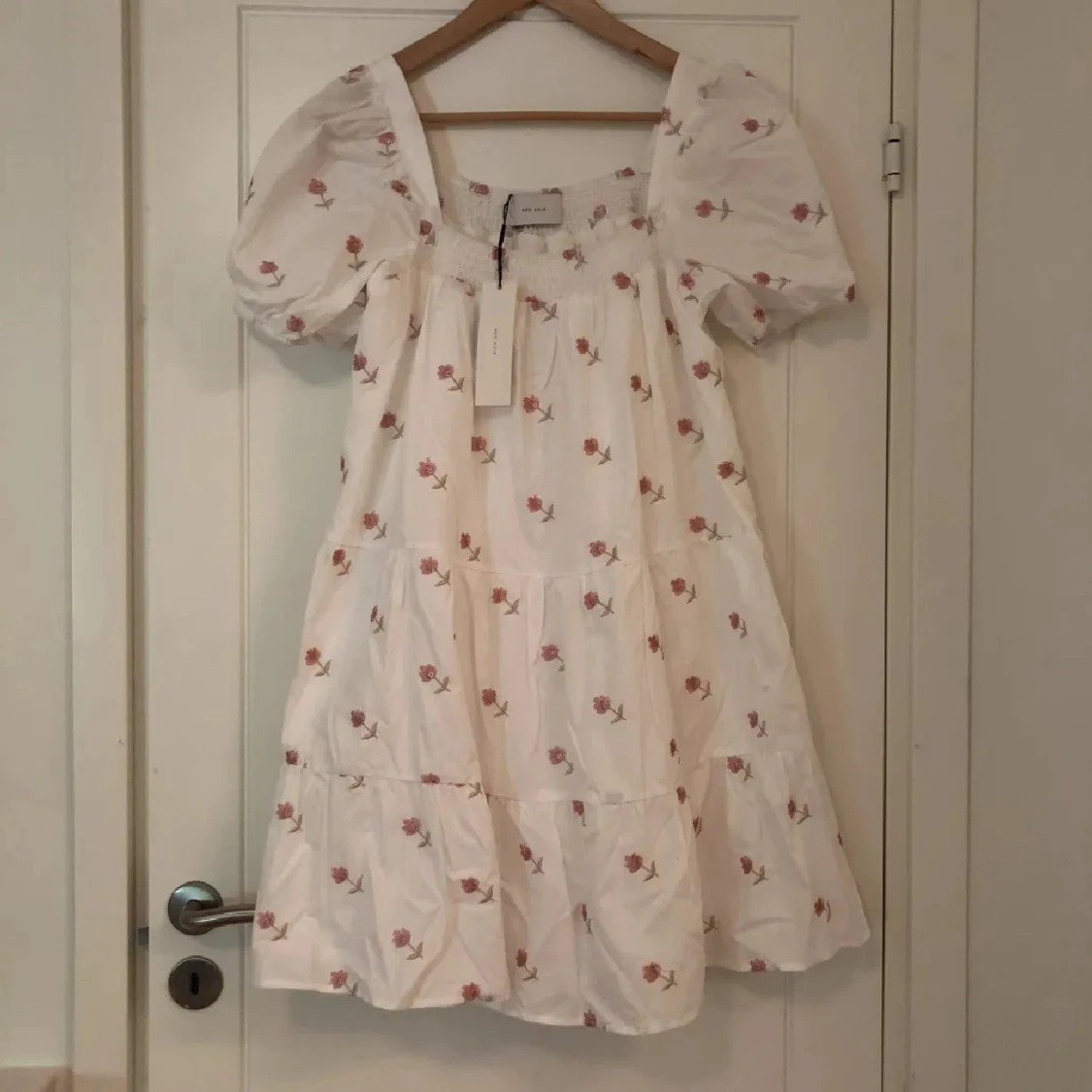 Vit blommig kortklänning Neo Noir - 2