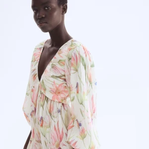 Blommig plisserad långklänning H&M - Superfin klänning från H&M med plisserat tyg och blommigt mönster.  Helt ny och oanvänd med lappen kvar💞☺️