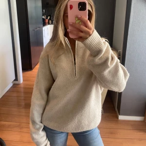Stickad tröja  - Halv zip stickad tröja från uniqlo i storlek S. Jag har vanligtvis xs💗