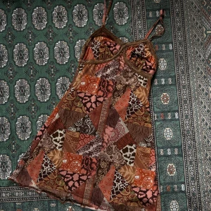 Unik minidress🫶🏻 - Måste tyvärr sälja denna coola klänningen då de va för liten🥲 men så härligt sheer tyg och det finns även en underkjol som extra lager, vet inte vad det är för märke då den kommer från secondhand och lappen inte längre sitter kvar