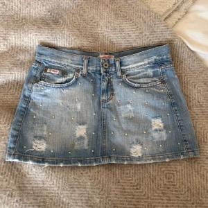 Jeanskjol med pärlor  - Sååå söt jeanskjol med pärlor framtill! Midjemått 38cm tvärs över🌺 fattar inte storleken men passar S!