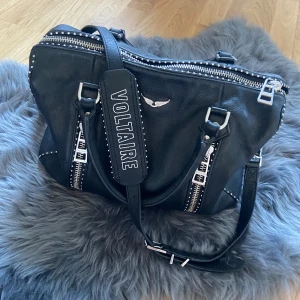 Zadig & Voltaire Sunny bag M - Jättefin väska från Zadig & Voltaire i modellen Sunny medium studs bag. Super rymlig väska som är perfekt för tex skola eller resa. Fint skick bortsätt från defekt på dragkedjan(sista bilden).   Kontakta för kvitto och äkthetsbevis.