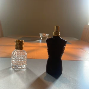 Jean Paul Gaultier le male le parfum sample  - Jean Paul Gaultier le male le parfum är en doft som har varma kryddiga notet med inslag av vanilj, lavendel och träiga noter. Parfymen är en Eau de Parfum Intense, vilket gör att den håller ca: 10-12 timmar på huden och andra folka kan känna av den i ca: 8-9 timmar. Den passar bäst på vintern och hösten då när det är lite kallare väder. Men den sitter lika fint om man ska ut med någon.