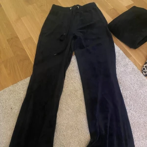 Svarta mjukisbyxor från Lindex XS - Mysiga svarta mjukisbyxor från Lindex i storlek XS. Byxorna har snörning i midjan och är gjorda i ett mjukt, fleeceliknande material. Perfekta för chill dagar hemma eller när du vill vara extra bekväm. Det är jätte bekväma men ha en nagel lims fläck på ena låret. 