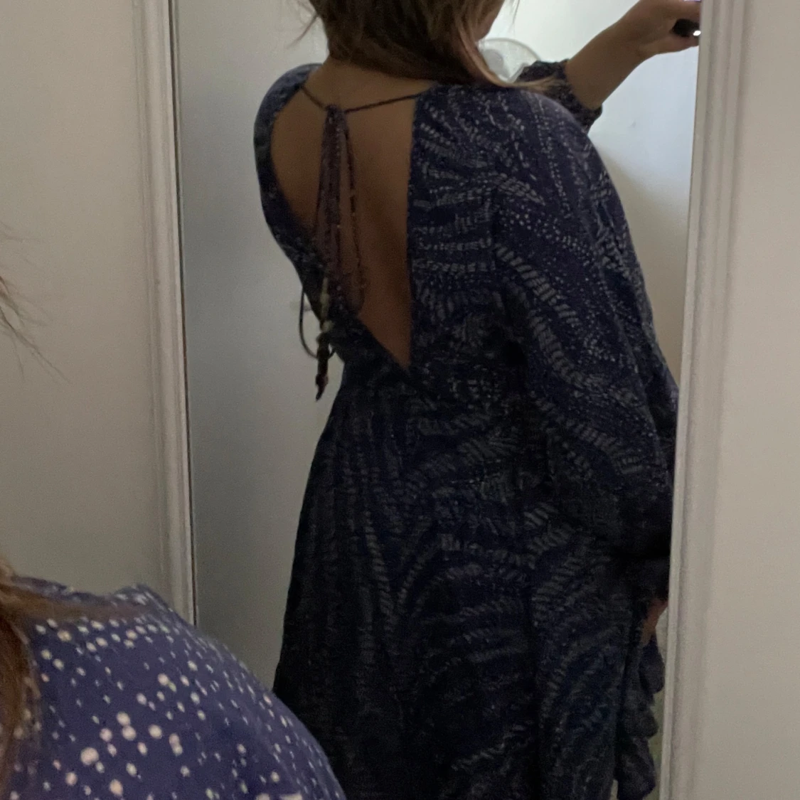 Mörkblå kortklänning med öppen rygg - 1