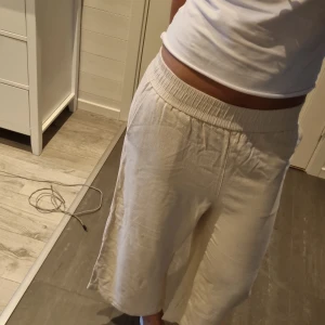 Beiga linnebyxor från Pieces XS - Snygga beiga linnebyxor från Pieces i storlek XS. Byxorna har hög midja med resår, raka och vida ben samt praktiska fickor i sidorna. Perfekta för en chill och avslappnad stil under varmare dagar.