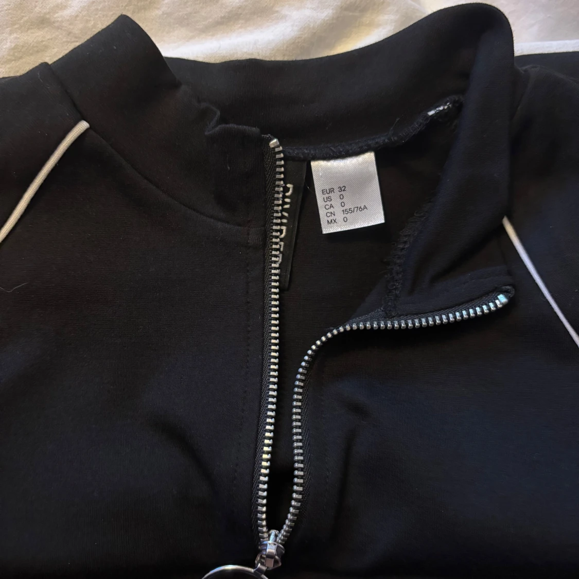 Svart kortärmad klänning med zip - 2