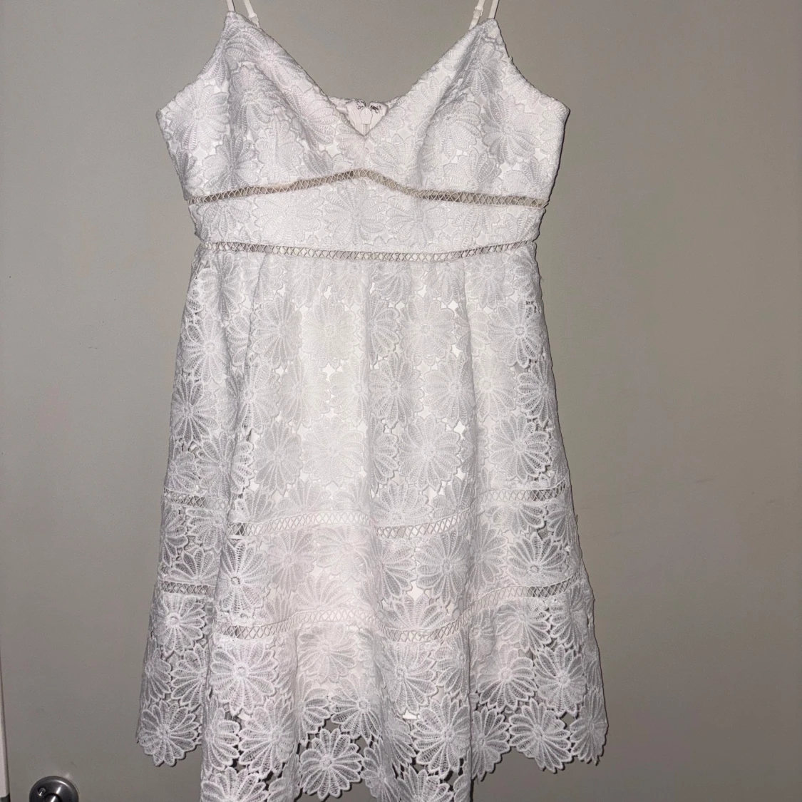 Vit spetsklänning med smala axelband - 2