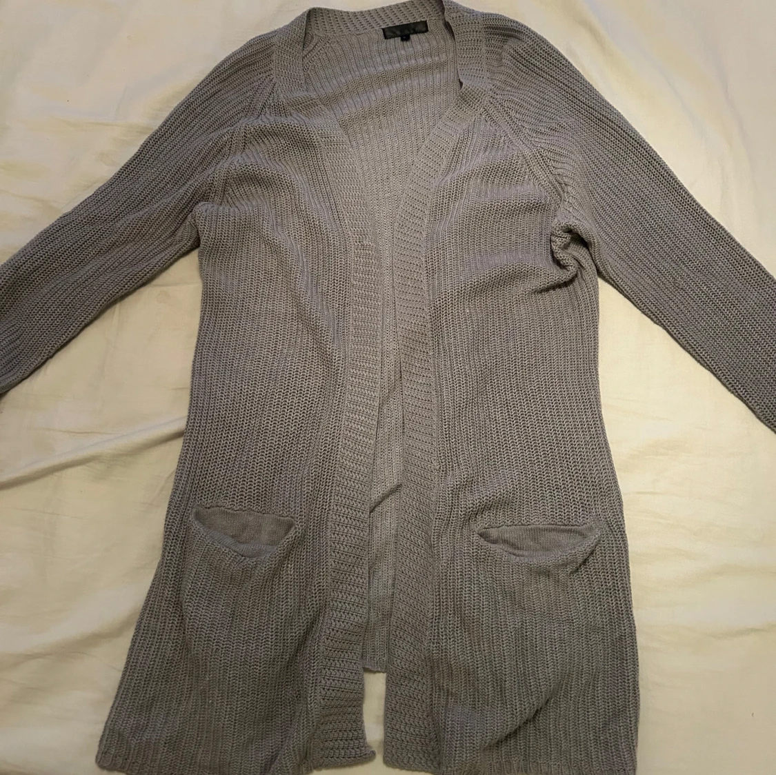 Ljusgrå stickad kofta 