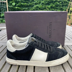 Valentino flycrew - Hej! Säljer nu dessa sjukt snygga valentino skor. Skorna är i fint skick!Har ett begränsat antal boxar och dustbag! Hör gärna av dig vid frågor 
