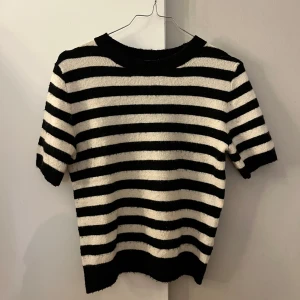 Randig stickad t-shirt - Svart/vit kortärmad stickad tröja från H&M storlek Xs, lite nopprig men inget man tänker på 💞