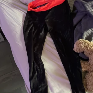 Svarta träningsleggings från Ellos - Snygga svarta träningsleggings från Ellos med bred, neonröd midja. De är tighta och stretchiga.