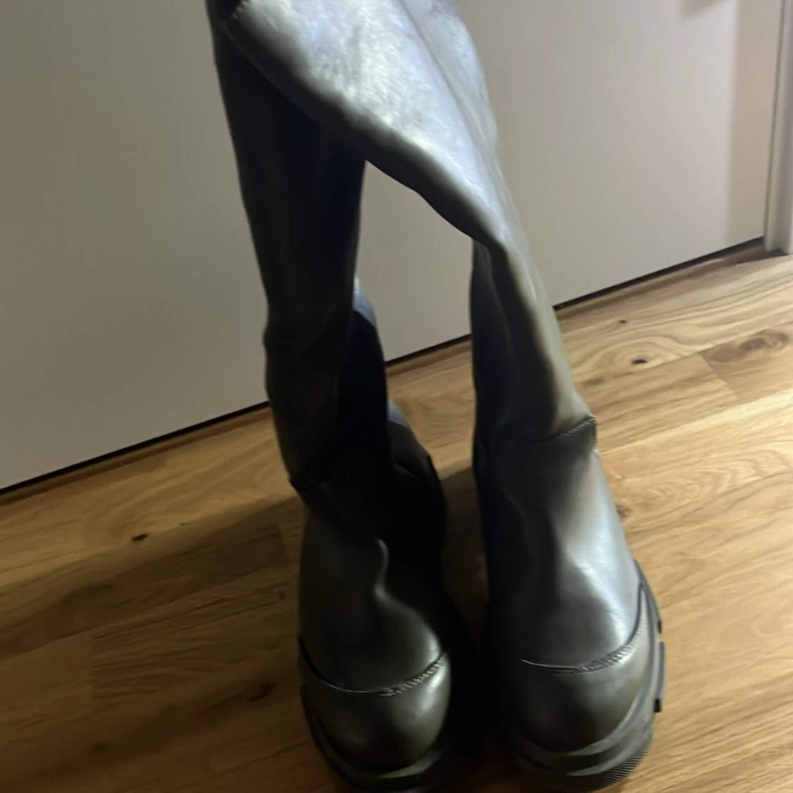 Gröna höga boots i skinnimitation - 1