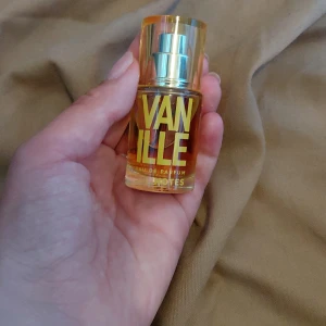 Solinotes Vanille Eau de Parfum 15ml - Säljer en Solinotes Vanille Eau de Parfum, 15 ml. Flaskan är genomskinlig med guldfärgad text och har en guldfärgad spraykork. Parfymen har en varm, söt vaniljdoft och kommer i en smidig glasflaska som är lätt att ta med sig.