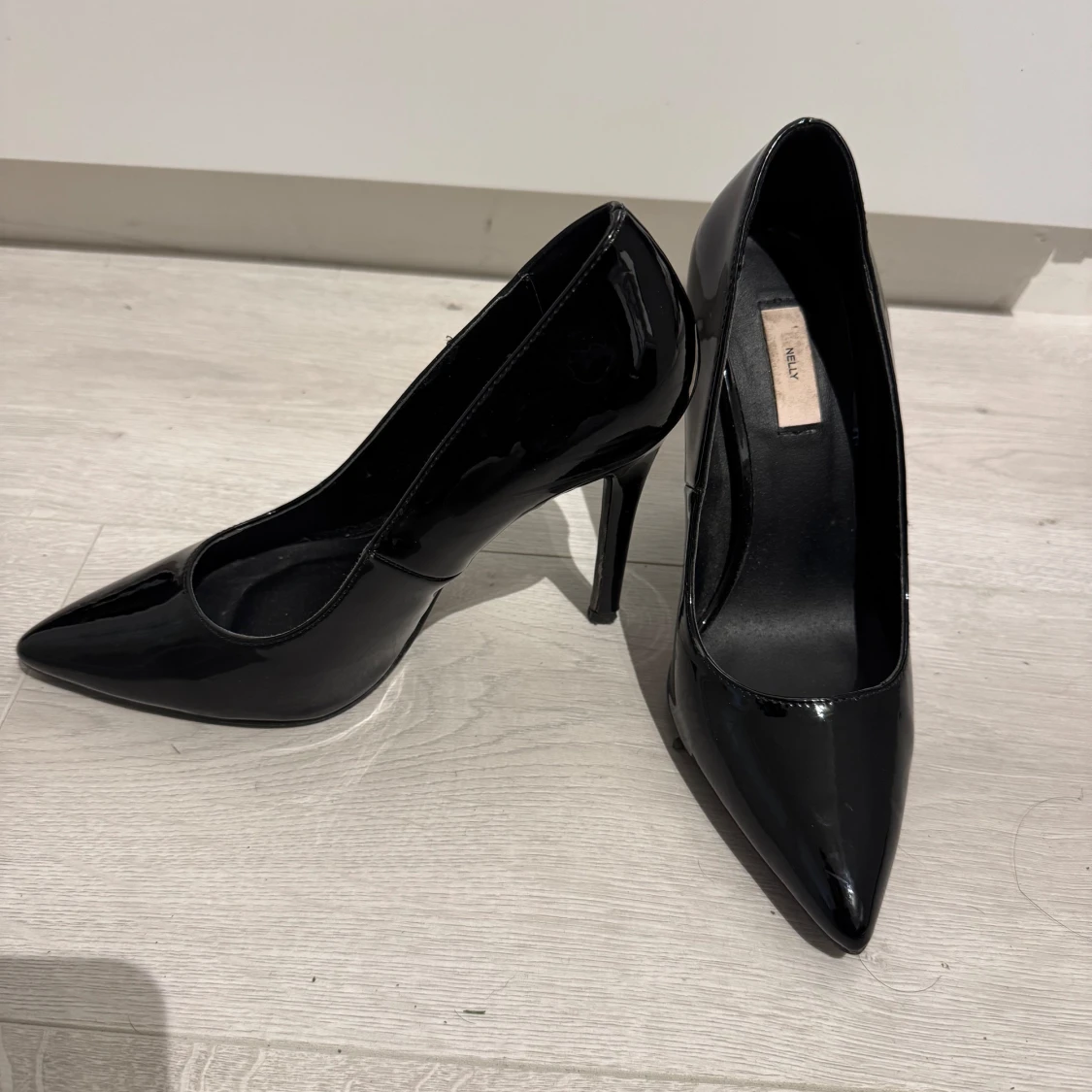 Svarta lackpumps från Nelly