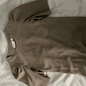 Glittrig brun topp från Kappahl XS - Säljer en brun glittrig topp från Kappahl i storlek XS. Toppen har korta puffärmar och rund halsringning. Materialet är mjukt och stretchigt med en snygg glittrig finish som ger extra wow-känsla. Perfekt för dig som vill sticka ut lite extra!