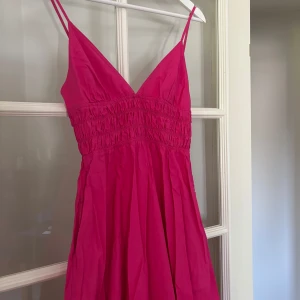 Rosa långklänning - Jättefin rosa långklänning. Den har tunna band och fickor. Använd ca 3 gånger så mycket fint skick.