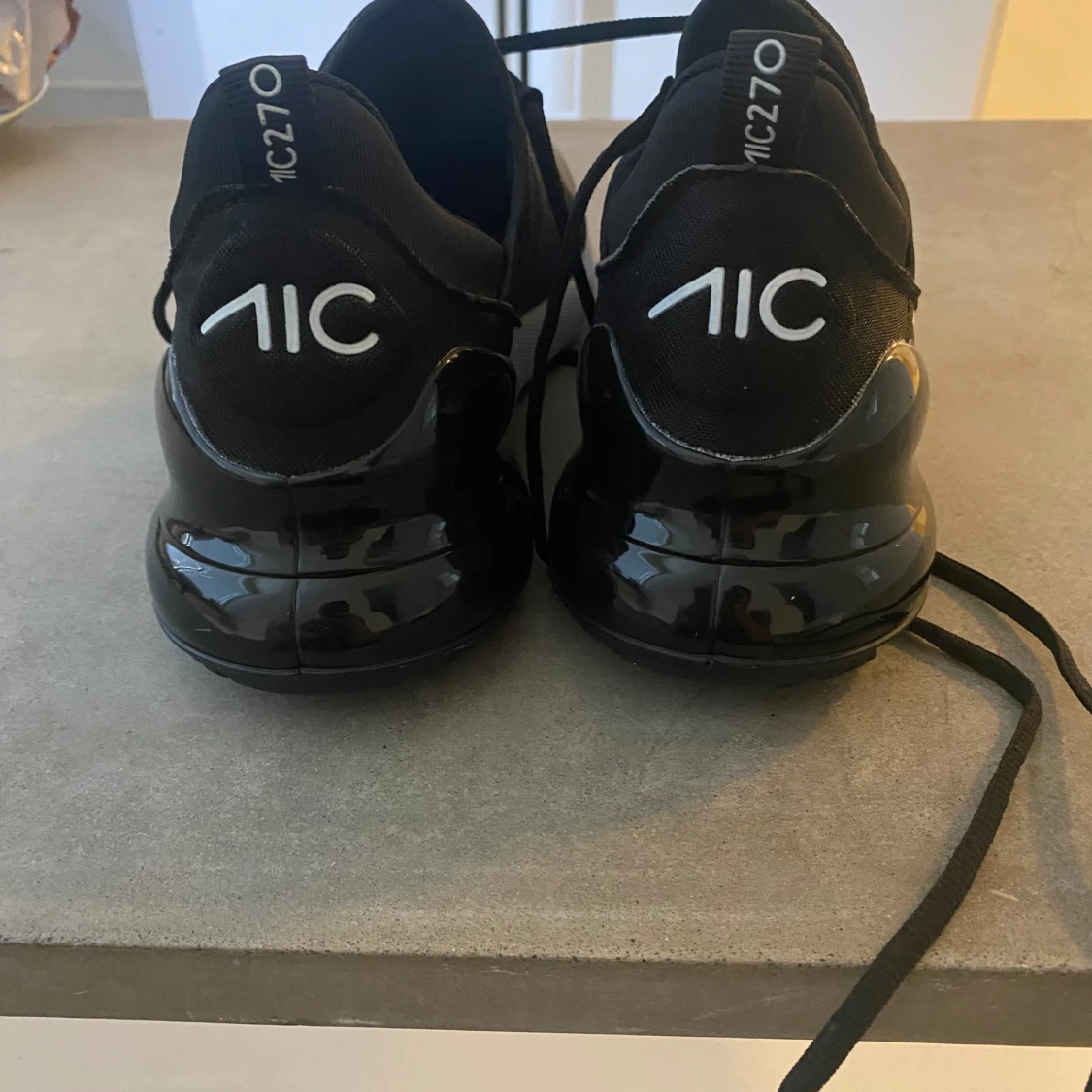 Svarta sneakers AIC270 med vit sula - 1