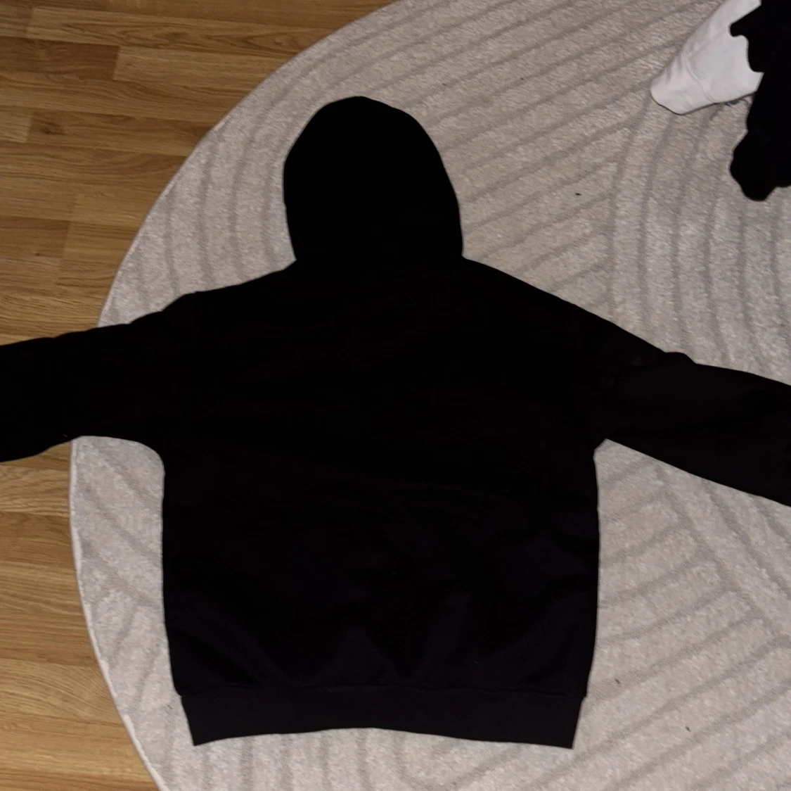 Svart hoodie från Seams med tryck - 1
