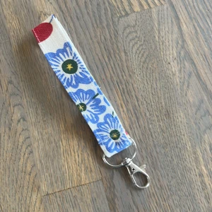 Nyckelband Svenskt tenn Vegetable Tree - Nyckelring med vackert linnetyg från Svensk tenn. 