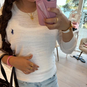 Vit stickad tröja från Ralph Lauren - Säljer en super fin vit stickad polo tröja !! 💛💛 I storleken S från polo Ralph lauren. Aldrig använd och är därför i nyskick! 💓💓