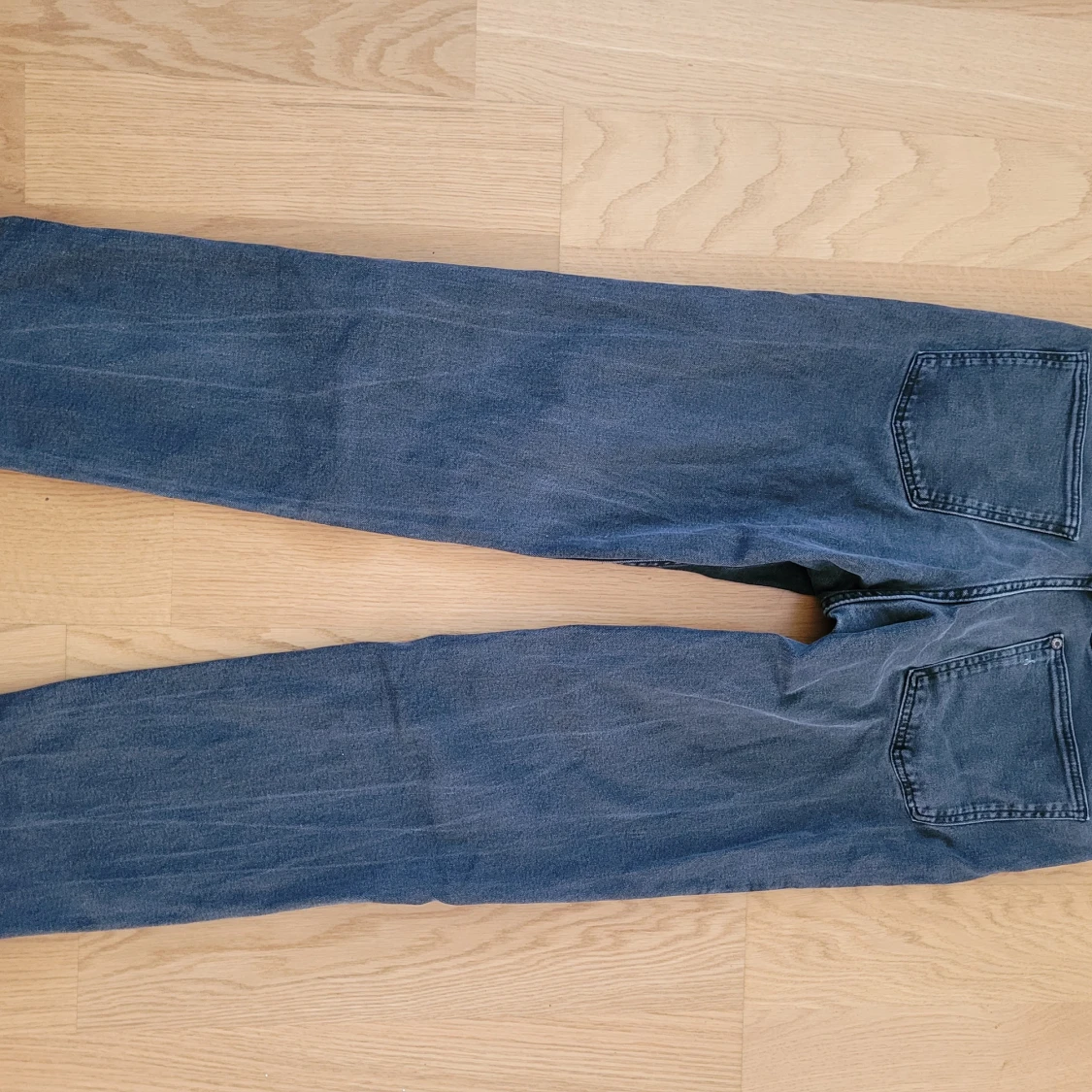 Grå tapered jeans från H&M - 1
