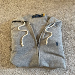 Grå zip från Ralph Lauren - Säljer en jätte snygg grå tröja från Ralph Lauren som är o toppen skick med inga skador. Skriv vid frågor eller om du vill ha mer bilder.  Priset går att diskutera 🤝💛