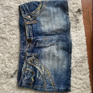Lowwaist mini jeankjol - Snygg low waist mini jeanskjol i strl 36, midja:41cm. Kommer fler unika jeansshorts/kjolar så följ!!