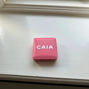 CAIA Matte Blush Cake Pop - Säljer en CAIA Matte Blush i nyansen Cake Pop. Rouget kommer i en snygg rosa fyrkantig dosa med spegel och har en matt, varm rosa ton som ger kinderna en fräsch färg. Perfekt för att få till den där naturliga glowen. Smidig att ha med i väskan! Endast testad!