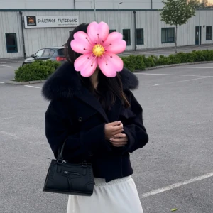 Marinblå Meotine Jacka - Säljer en marinblå varm meotine jacka med stor fluffig pälskrage. Jackan har dubbelknäppning framtill, breda slag och en boxig, lite oversized passform. Perfekt för dig som vill ha en stilren men ändå statement jacka till höst och vinter. Köptes för 3500 kr, kom privat för fler bilder, frågor osv… är i strl XS/S💗