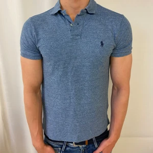 Ljusblå  Ralph Lauren piké  - Säljer en tvär fet ljusblå Ralph lauren piké i topp skick , den är i slim fit modell och sitter as bra på en , skriv för frågor eller likande 🤗