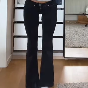 svarta lågmidjade bootcut jeans💞💘 - snyggaste lågmidjade svarta jeansen från Gina tricot!! Storlek s, använda en gång!