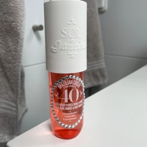 Sol de Janeiro Cheirosa 40 Parfymmist - Parfymmist från Sol de Janeiro, Cheirosa 40, med doft av black amber plum och vanilla woods. Flaskan är cylinderformad i transparent rosa plast med vit spraykork dekorerad med silvriga stenar. Snygg och trendig design som sticker ut i badrumshyllan.
